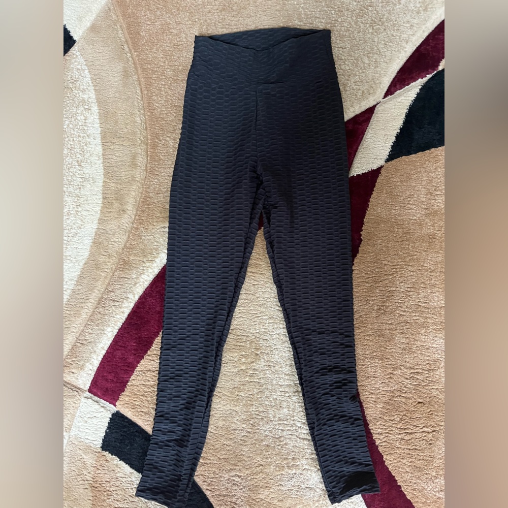 Black scrunch butt leggings